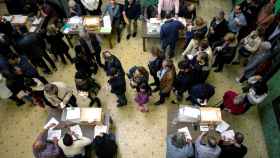 Votantes este domingo en la Universitat de Barcelona / EFE QUIQUE GARCÍA