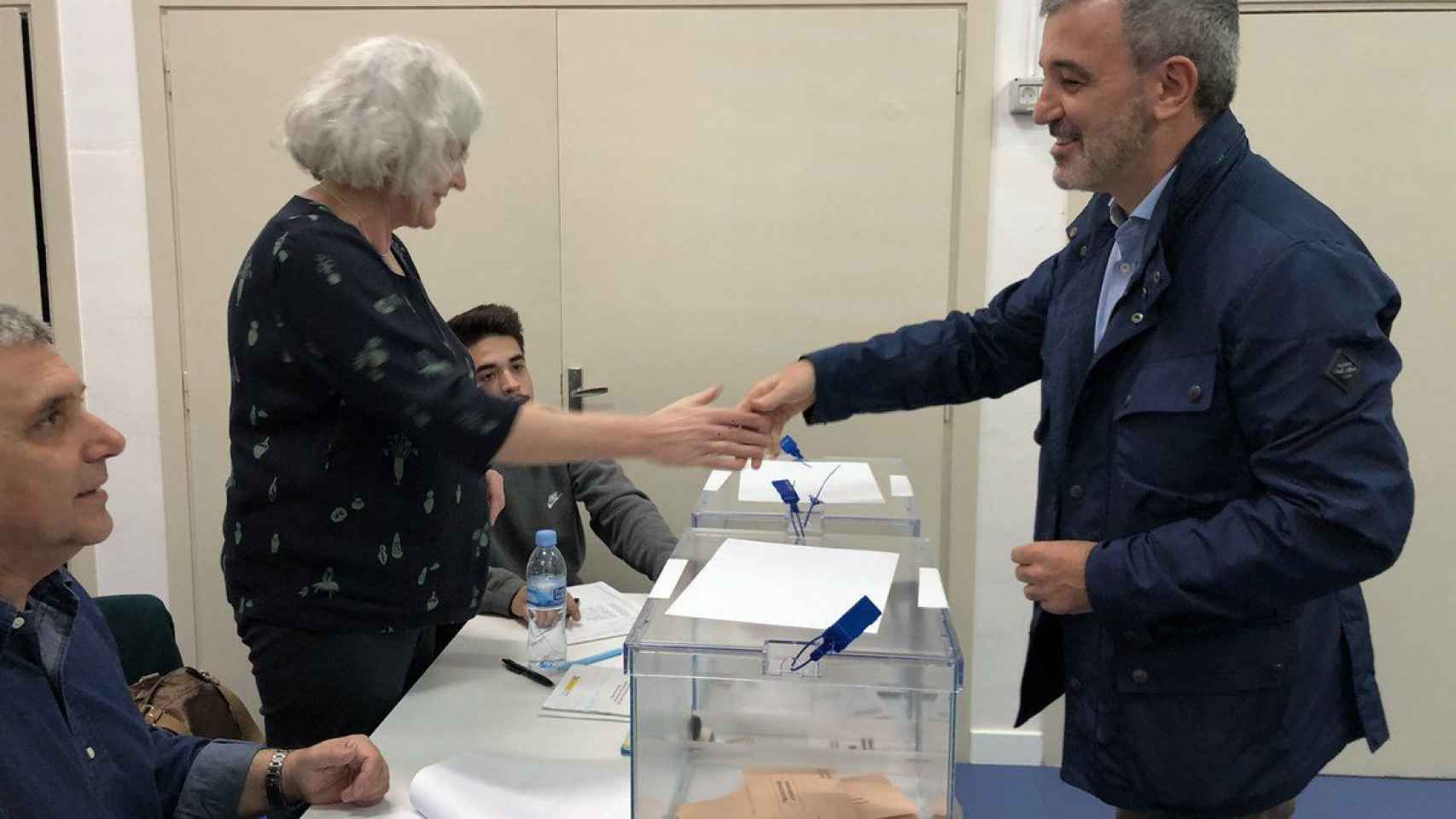 El concejal del PSC Jaume collboni vota, este domingo, en las elecciones generales / TWITTER JAUME COLLBONI