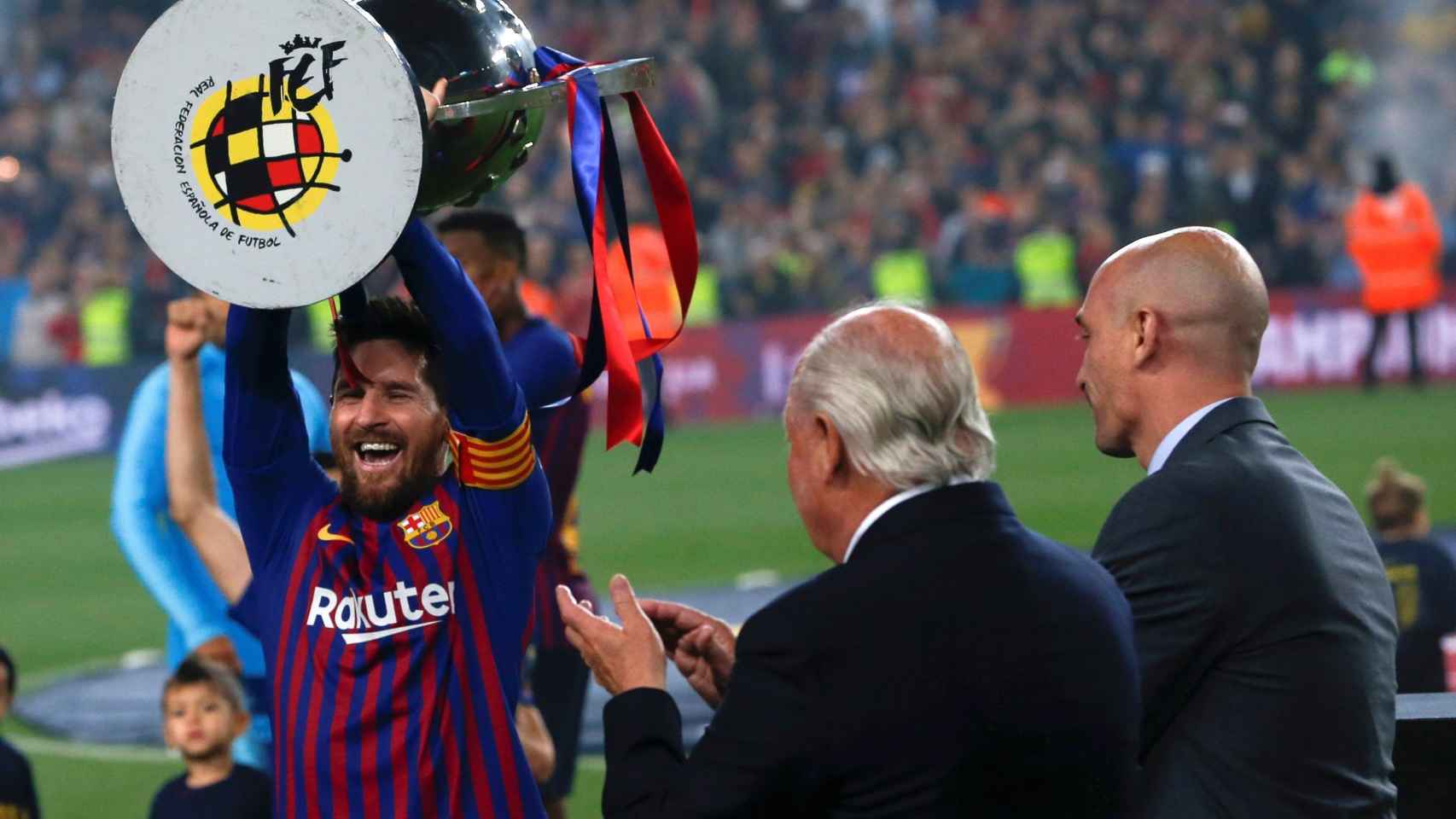 Messi levanta el trofeo de la Liga tras vencer al Levante 1-0 / EFE QUIQUE GARCÍA