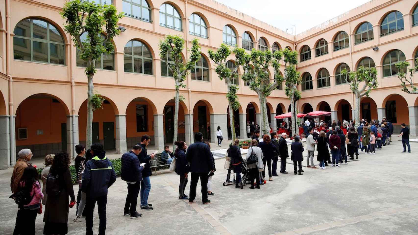 Ciudadanos de Barcelona haciendo cola para votar en el colegio Salesians Sarrià donde ha habido mucha participación / EFE