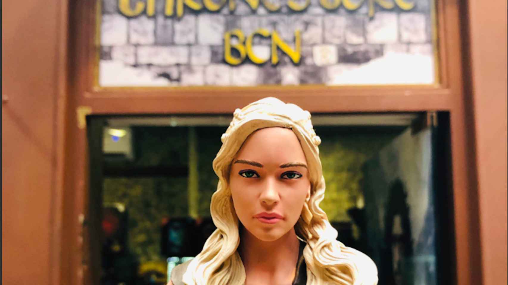Una escultura de Daenerys Targaryen en la puerta de la tienda especializada de 'Juego de Tronos' / THRONESTORE BCN