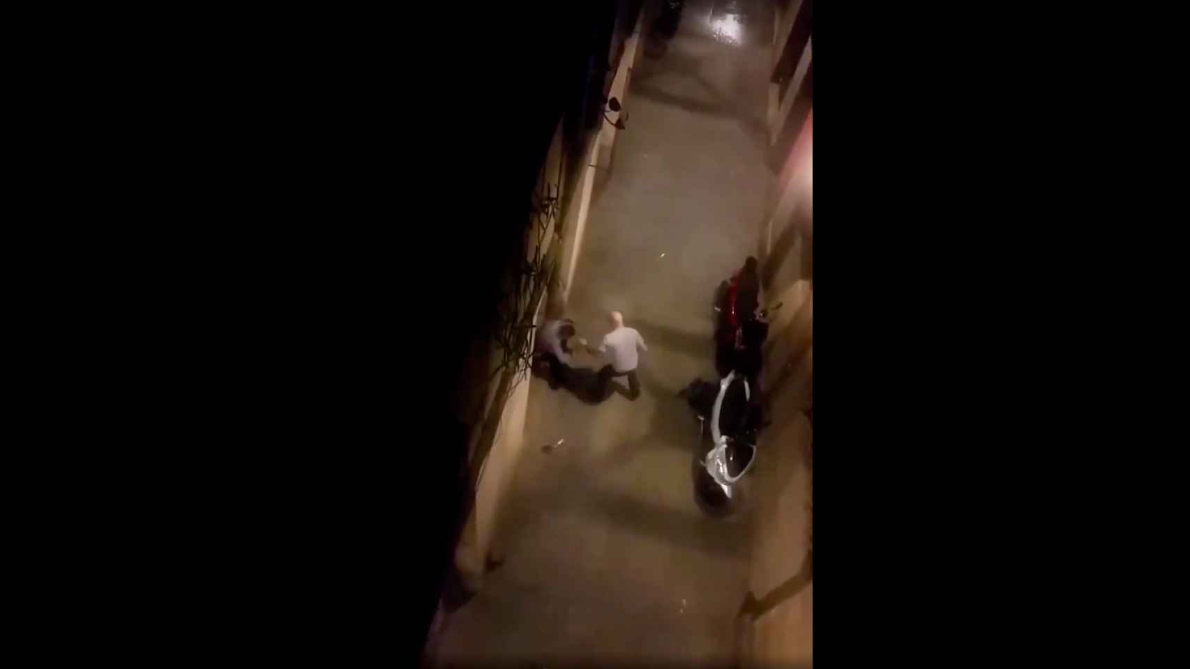 Un policía abatiendo a un ladrón en el Gòtic de Barcelona / Twitter