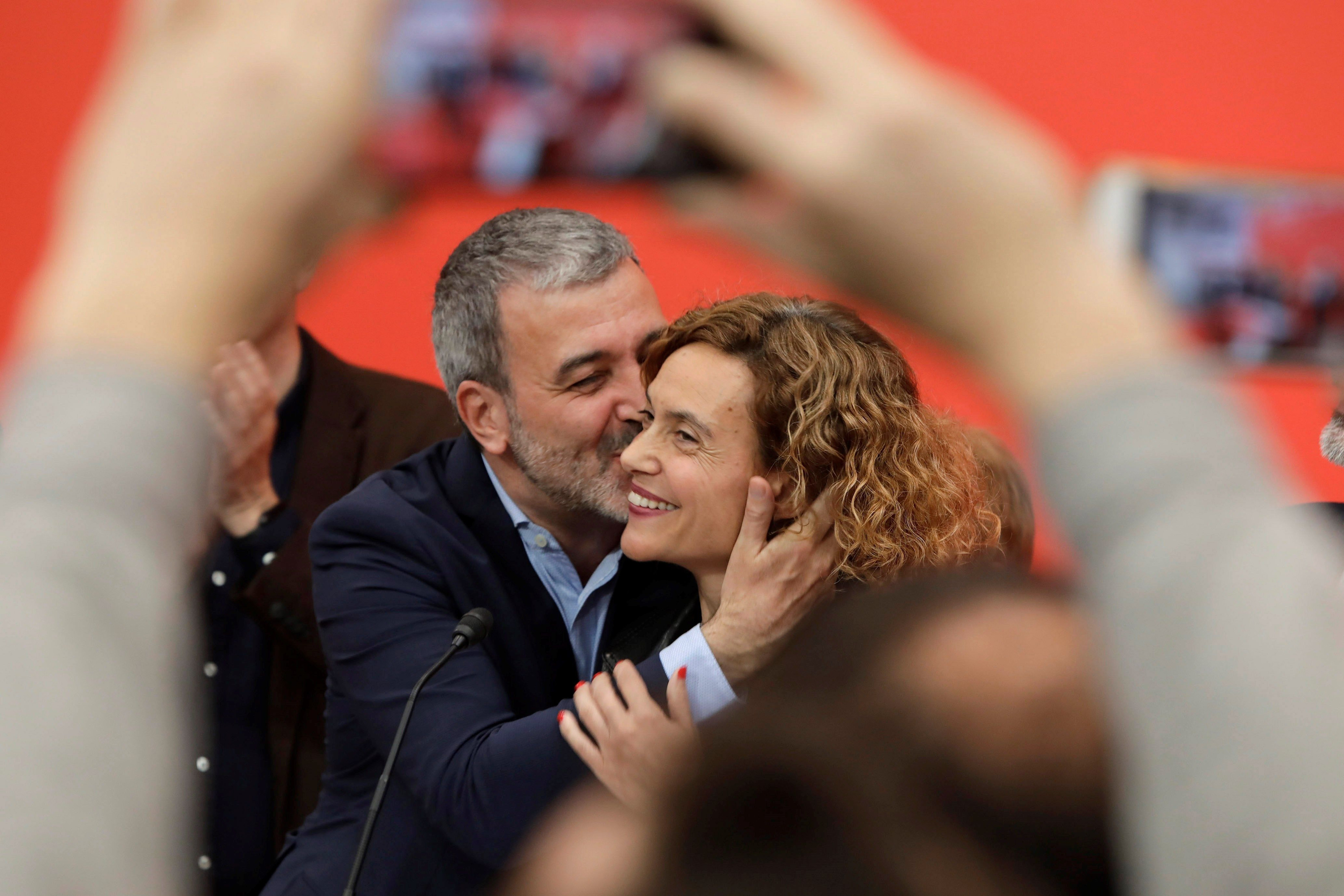 Jaume Collboni besa a Meritxell Batet tras la victoria del PSOE en las generales / EFE
