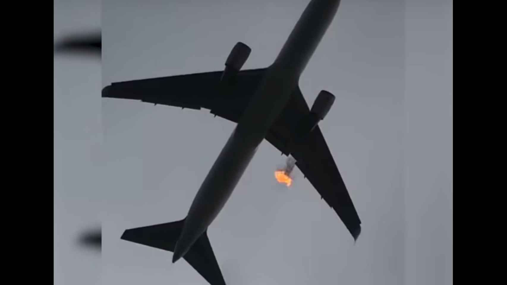 Vídeo del espectacular incendio del motor de un avión en el Prat / CARLOS SANTOS