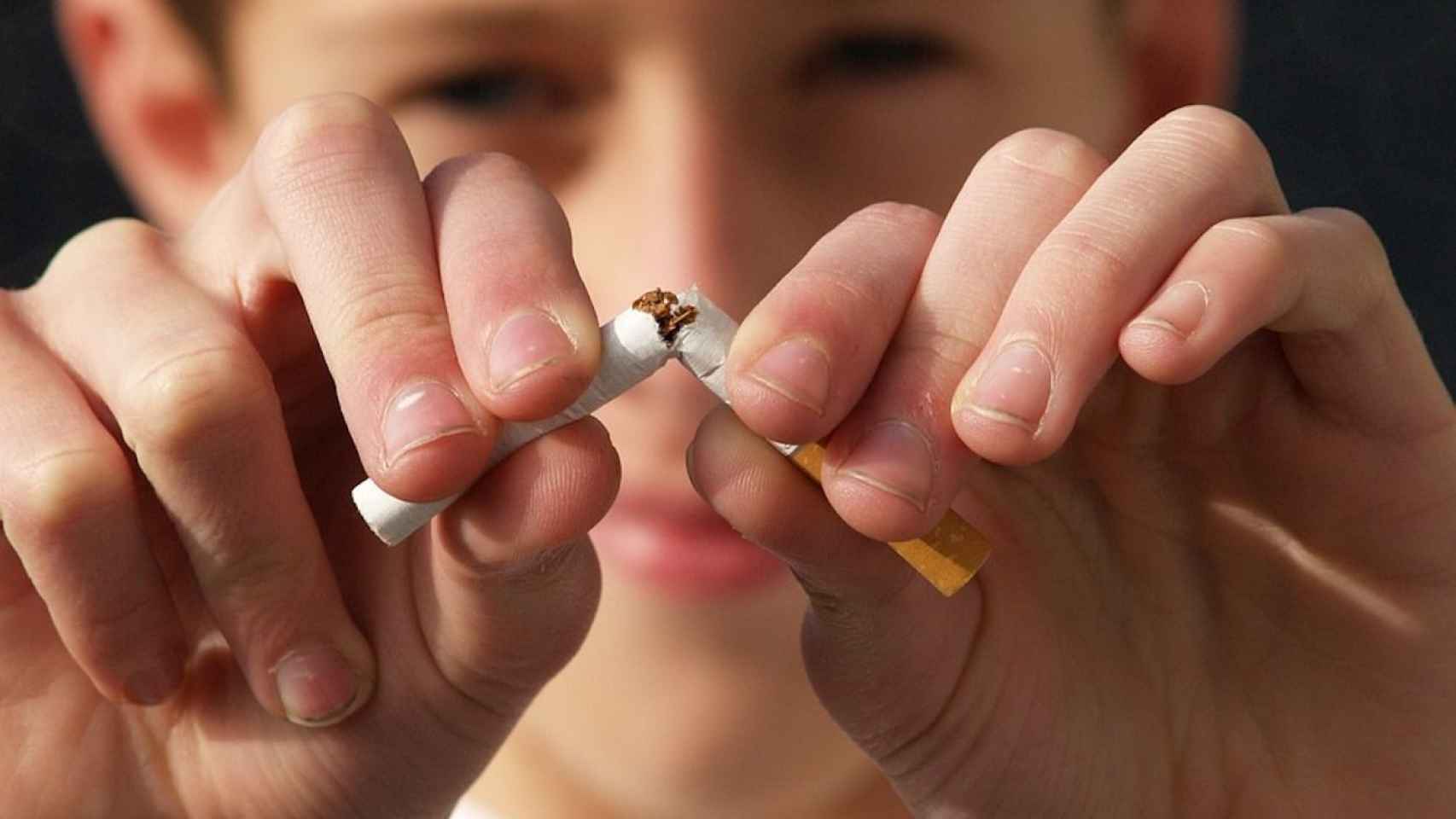 Niño rompiendo un cigarrillo de tabaco en Groninga / PIXABAY