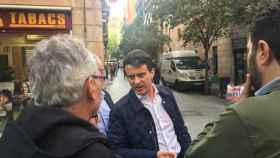Manuel Valls dialogando con vecinos del Raval / CR
