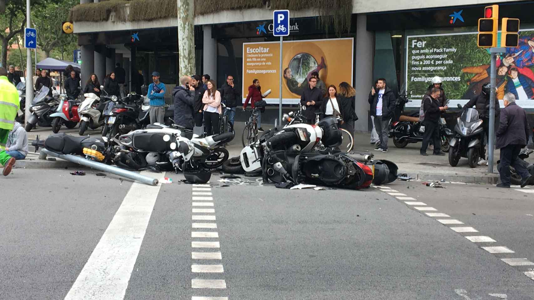 Una conductor drogado arrolla a una docena de motos en Barcelona