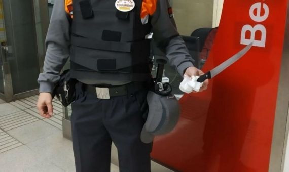 Un agente de seguridad del Metro enseña un cuchillo con el que fue atacado