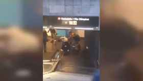 Imagen de una violenta pelea en el Metro de Barcelona