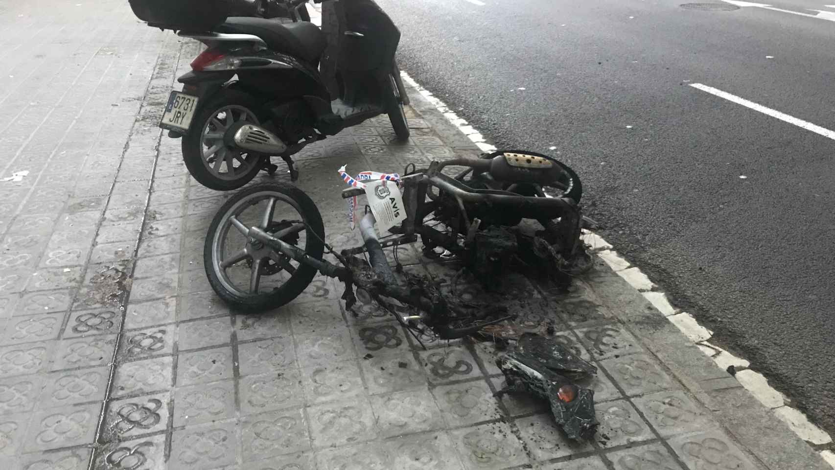 Moto destrozada en la calle Casanova de Barcelona / SC