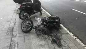Moto destrozada en la calle Casanova de Barcelona / SC