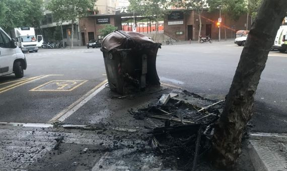 Contenedor quemado en la calle Casanova de Barcelona / SC
