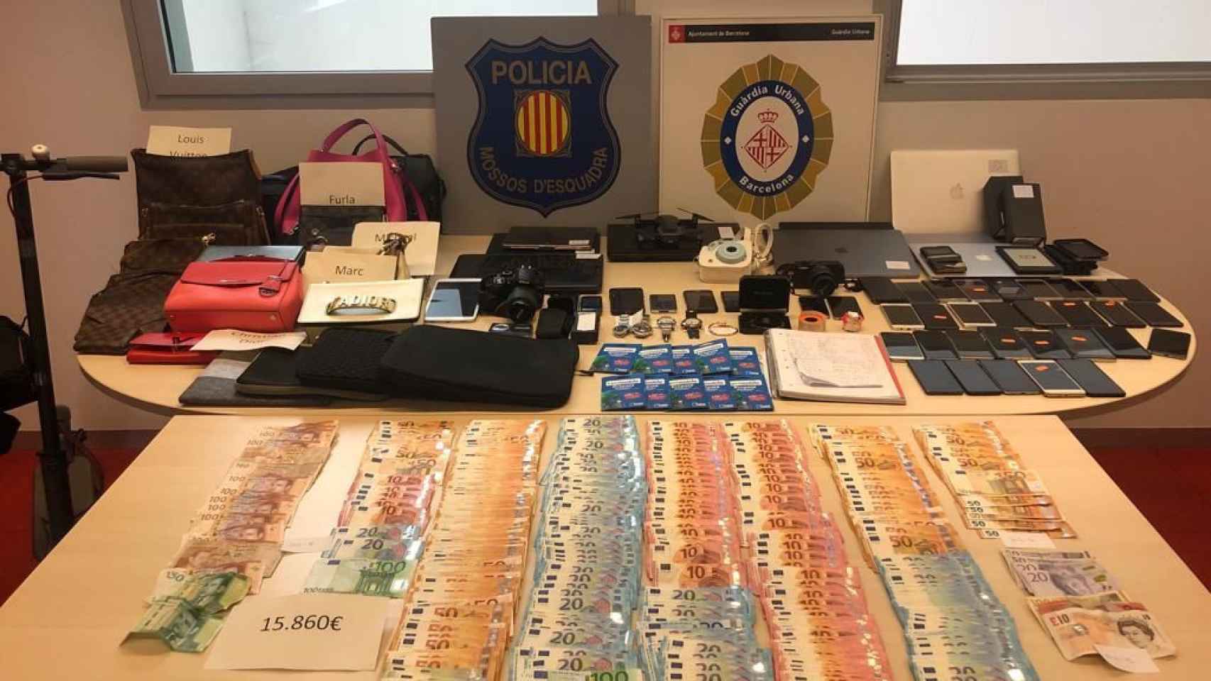 El dinero y los objetos robados recuperados por la policía / @TWITTER MOSSOS D'ESQUADRA