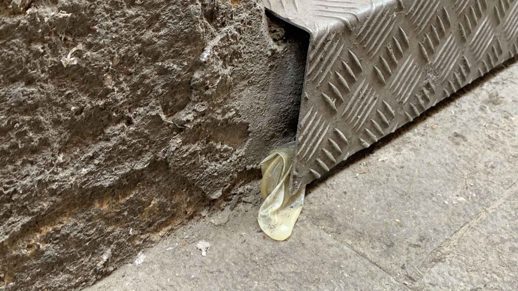 Uno de los tantos condones desperdigados fruto de la prostitución en esta calle de Barcelona / V. M.