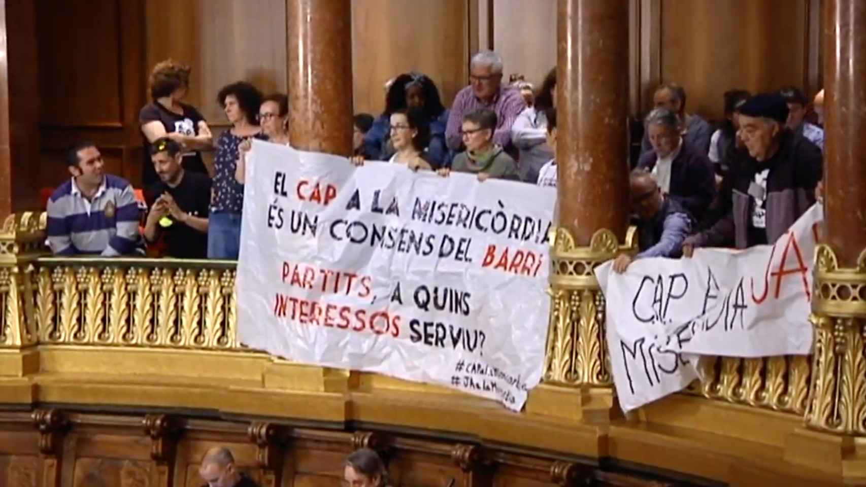 Vecinos en el pleno con pancartas a favor de ubicar el CAP del Raval Nord en la capilla de la Misericòrdia / AYUNTAMIENTO DE BARCELONA