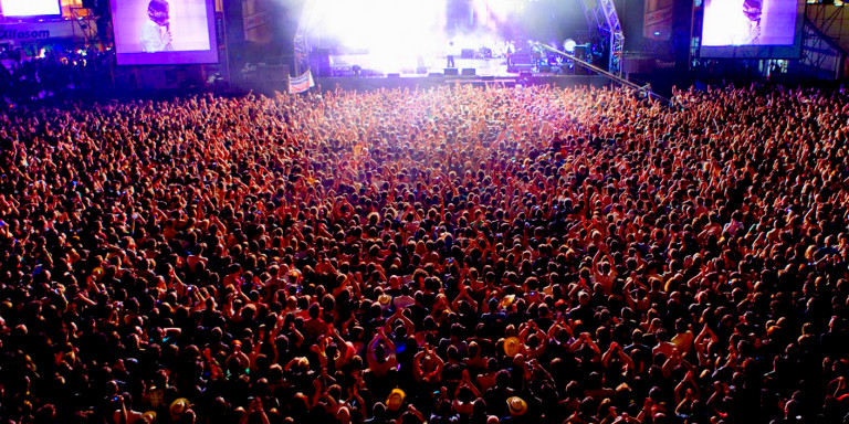 Imagen de un concierto del Primavera Sound, con una gran aglomeración de espectadores