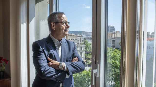 Retrato de Celestino Corbacho antes de la entrevista en la sede de Valls / LENA PRIETO