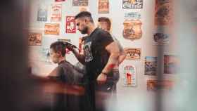 Barbero hipster cortando el pelo a un cliente en su barbería / PIXABAY