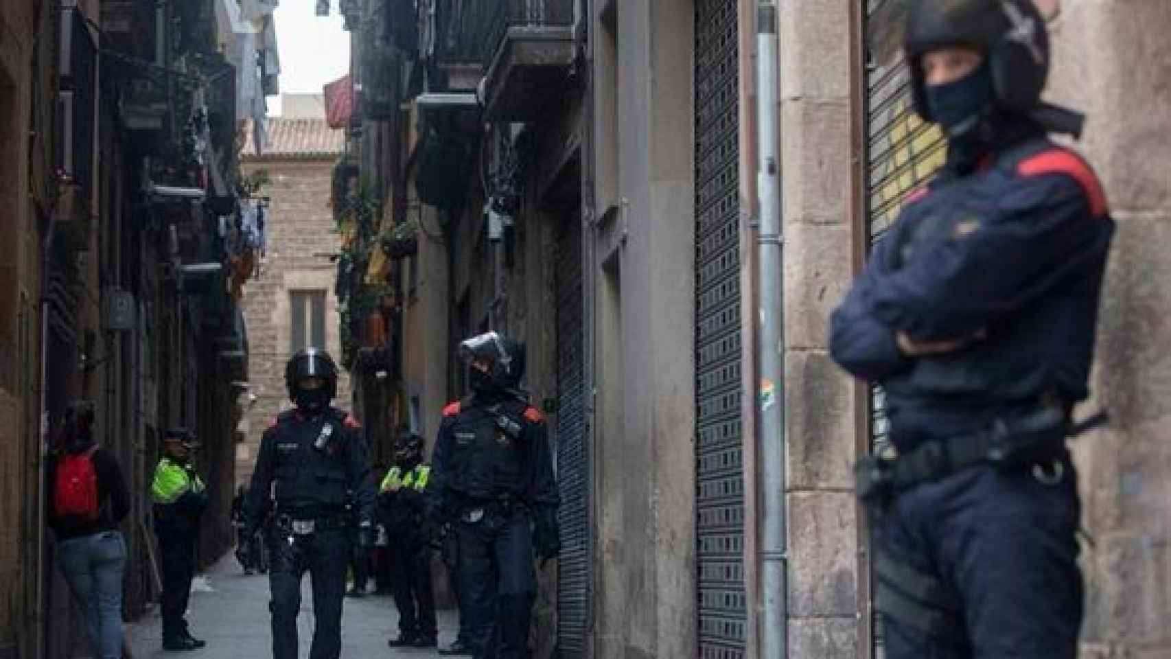 Operativo de los Mossos d'Esquadra en el Raval, en Barcelona / ARCHIVO