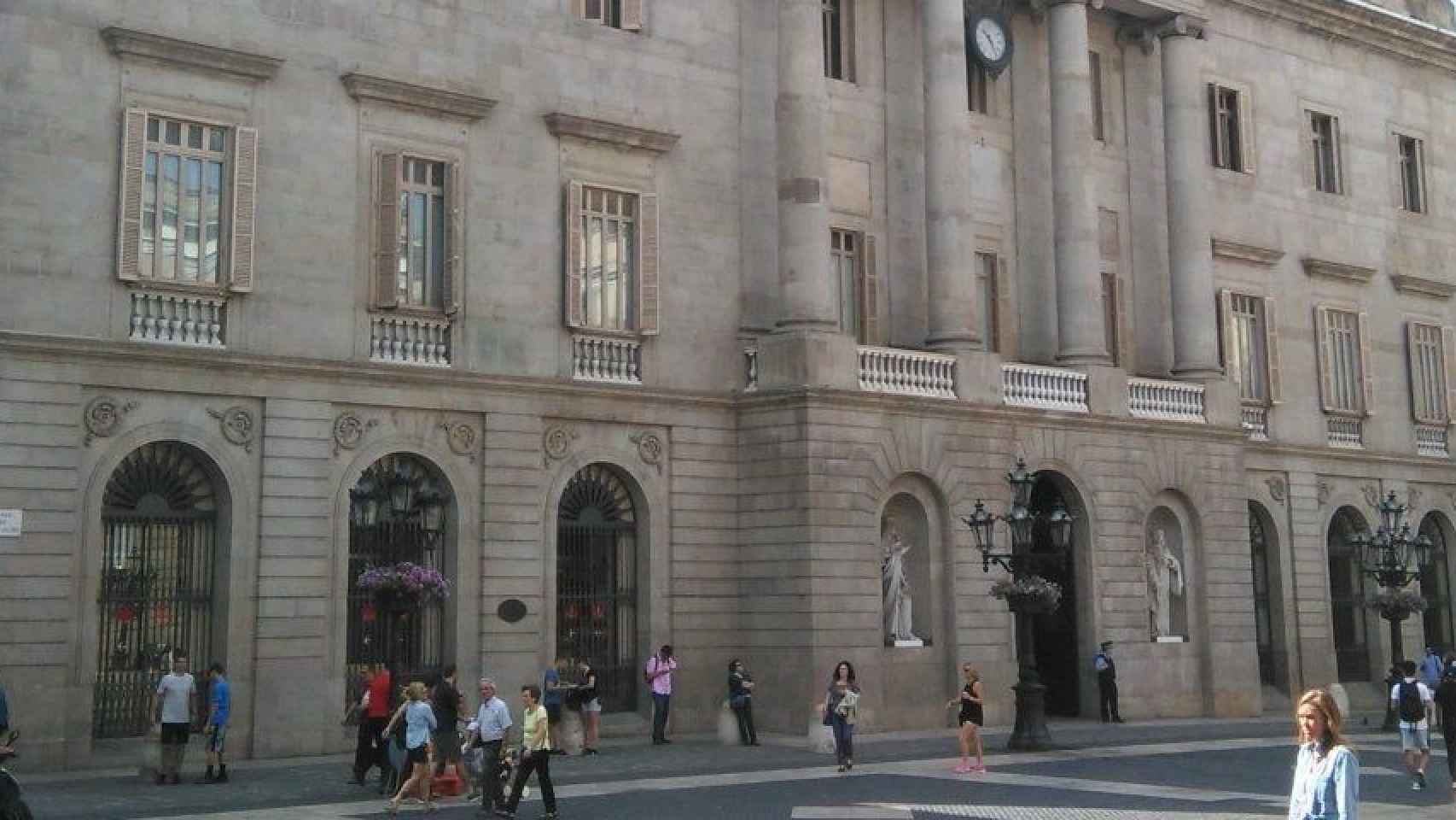 Exterior del Ayuntamiento de Barcelona / Cuenta de Twitter de l'Ajuntament