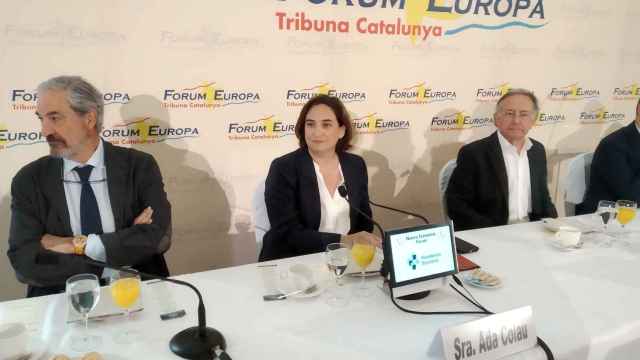Ada Colau junto con Josep Ramoneda en la conferencia de Nueva Economia Fòrum / JORDI SUBIRANA
