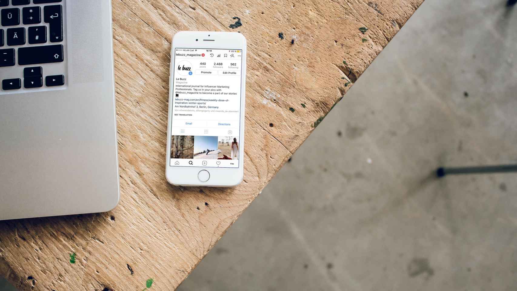 Un teléfono móvil, instrumento habitual de los 'Influencers', con la portada de Instagram y su algoritmo encima de un escritorio de madera / UNSPLASH