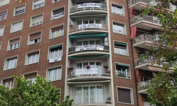 Pancartas de protesta contra la ubicación de la escuela en los jardines / JORDI SUBIRANA