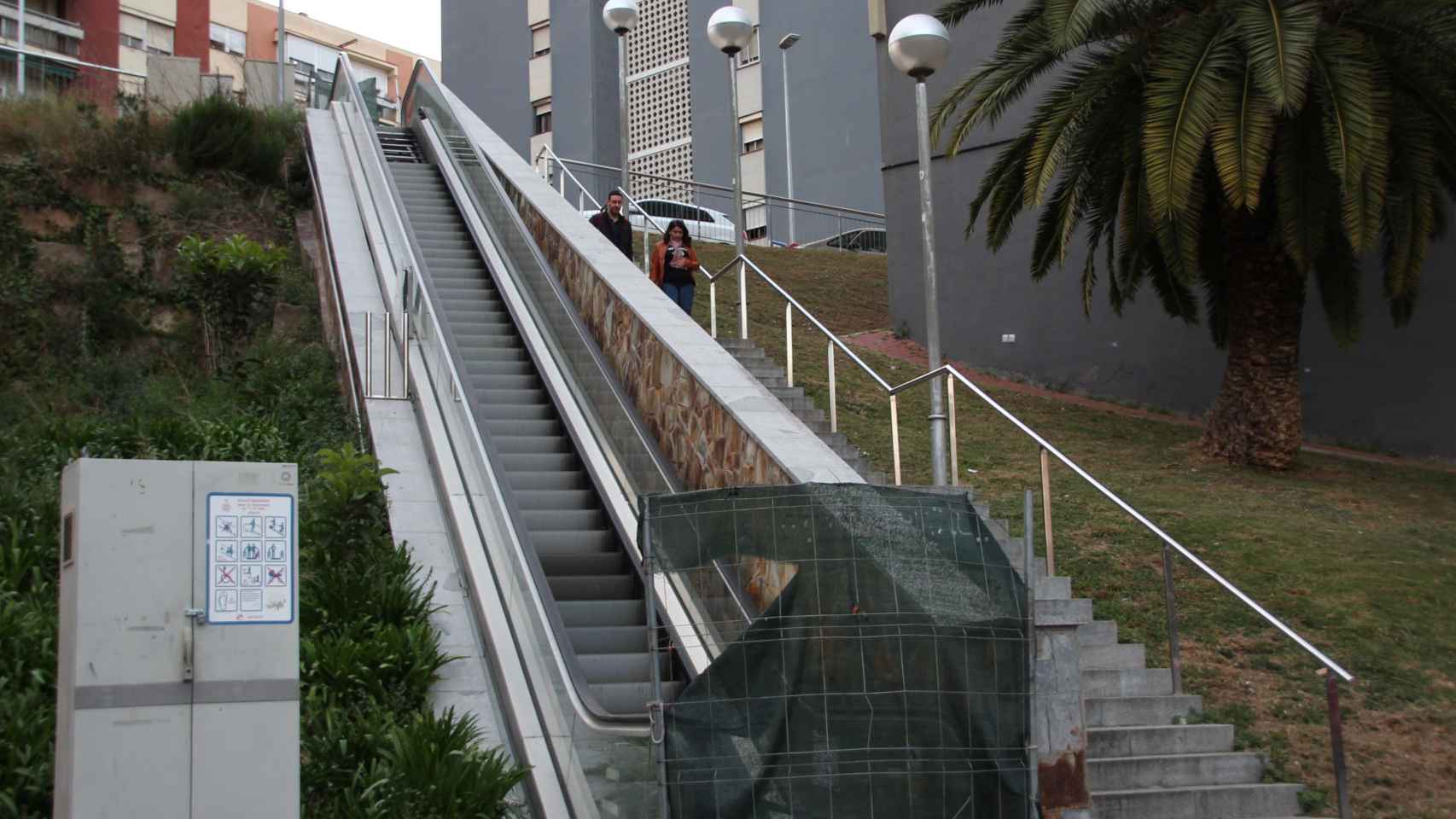Hace más de seis meses que las escaleras de la calle de Costabona están sin funcionar / M. B.
