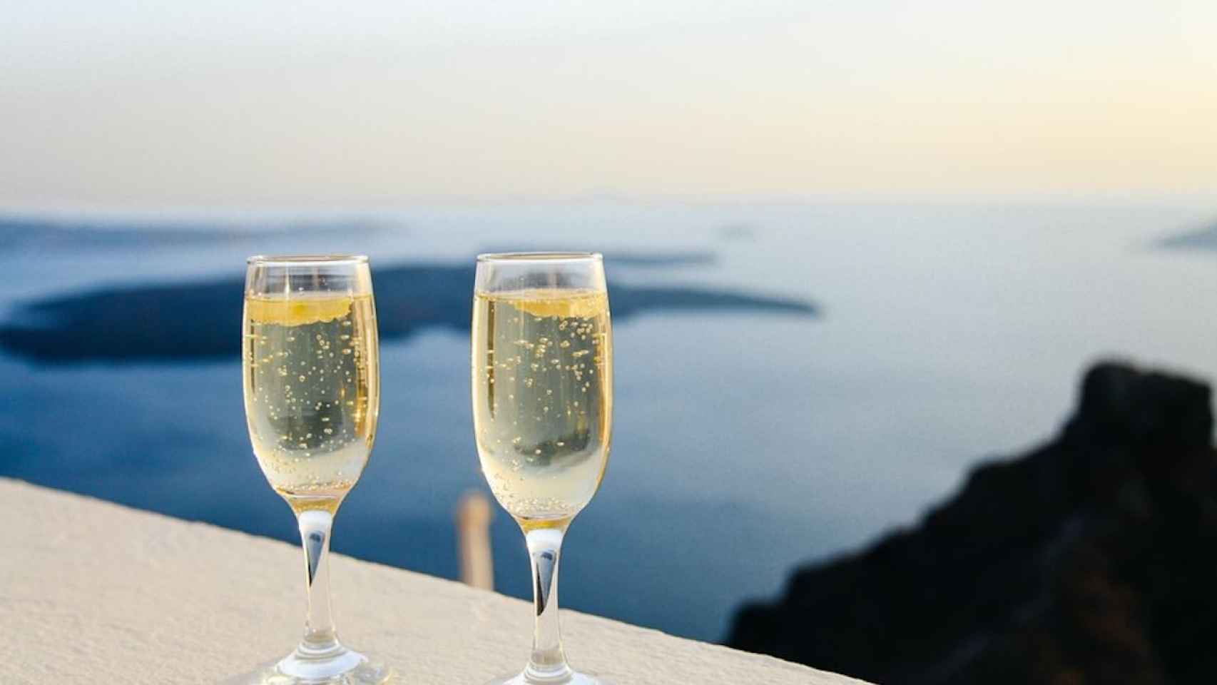 Dos copas de vino 'frizzante' en una terraza frente al mar / PIXABAY