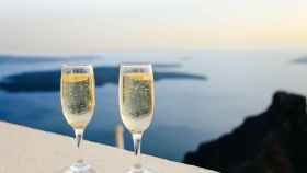Dos copas de vino 'frizzante' en una terraza frente al mar / PIXABAY
