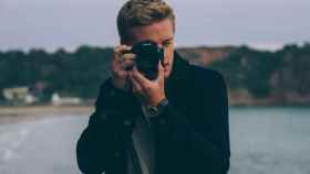 Un fotógrafo sacando fotos con su cámara en 'UtopiaMarkets Photo' / PIXABAY