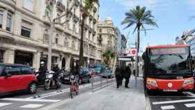 Un bus de la línea H8 en la Diagonal de Barcelona