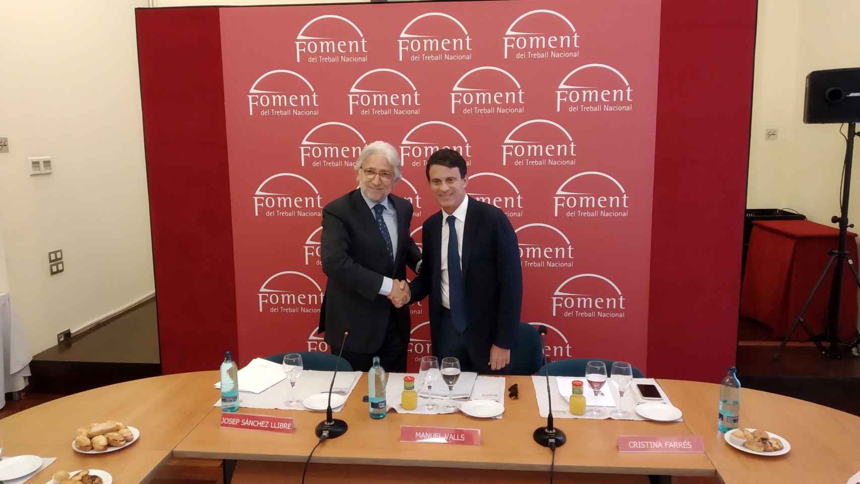 Josep Sánchez Llibre con Manuel Valls, en Foment del Treball este jueves / JORDI SUBIRANA