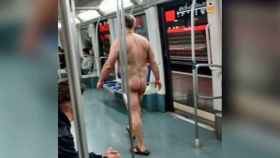 Un hombre se pasea desnudo por el Metro de Barcelona