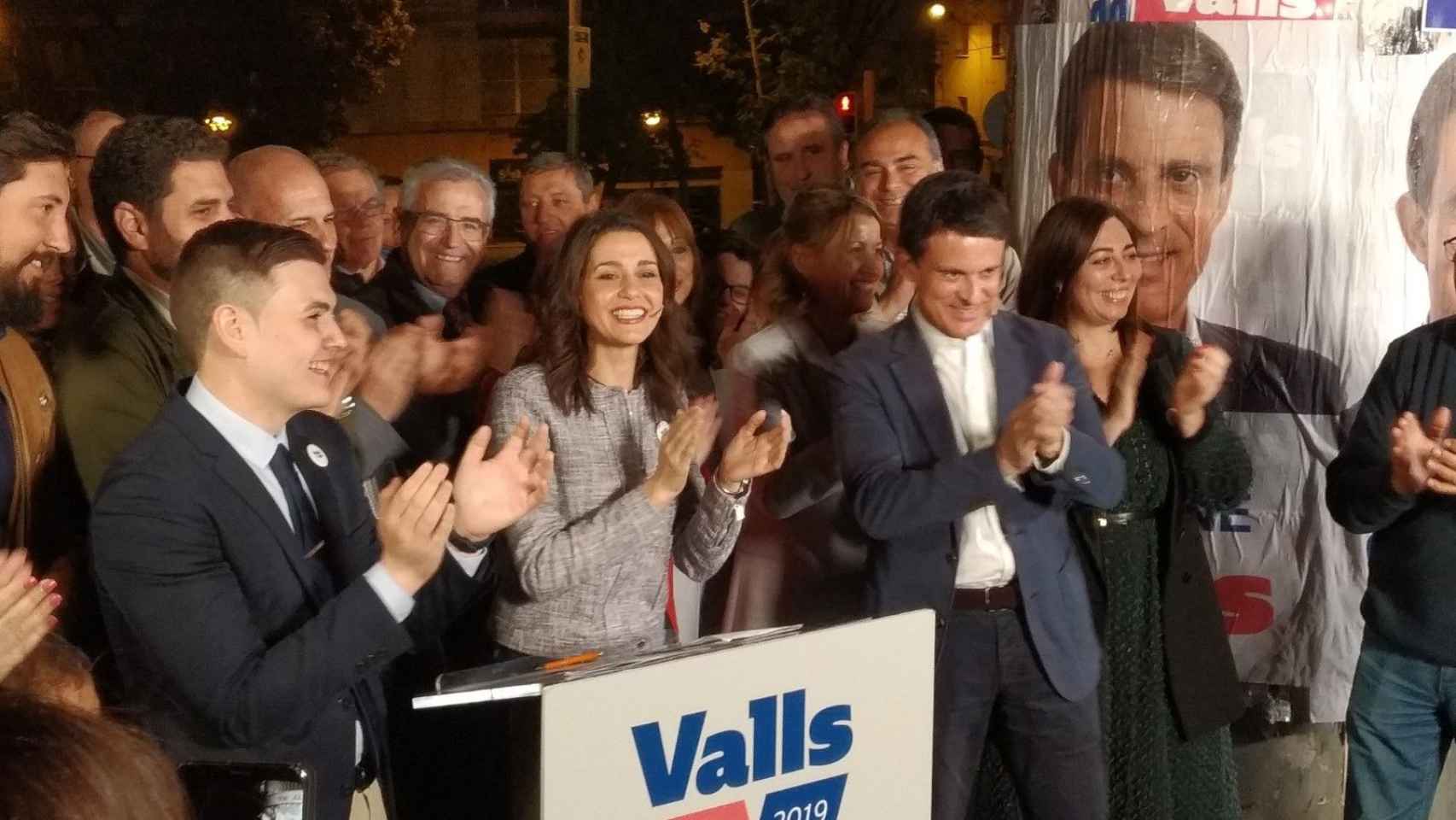 Manuel Valls, Inés Arrimadas y el resto del equipo de Ciudadanos en Nou Barris