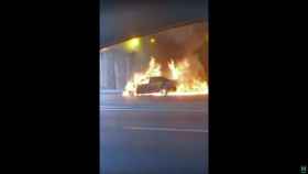 Una imagen del taxi ardiendo en llamas en el túnel de Barcelona / ARCHIVO