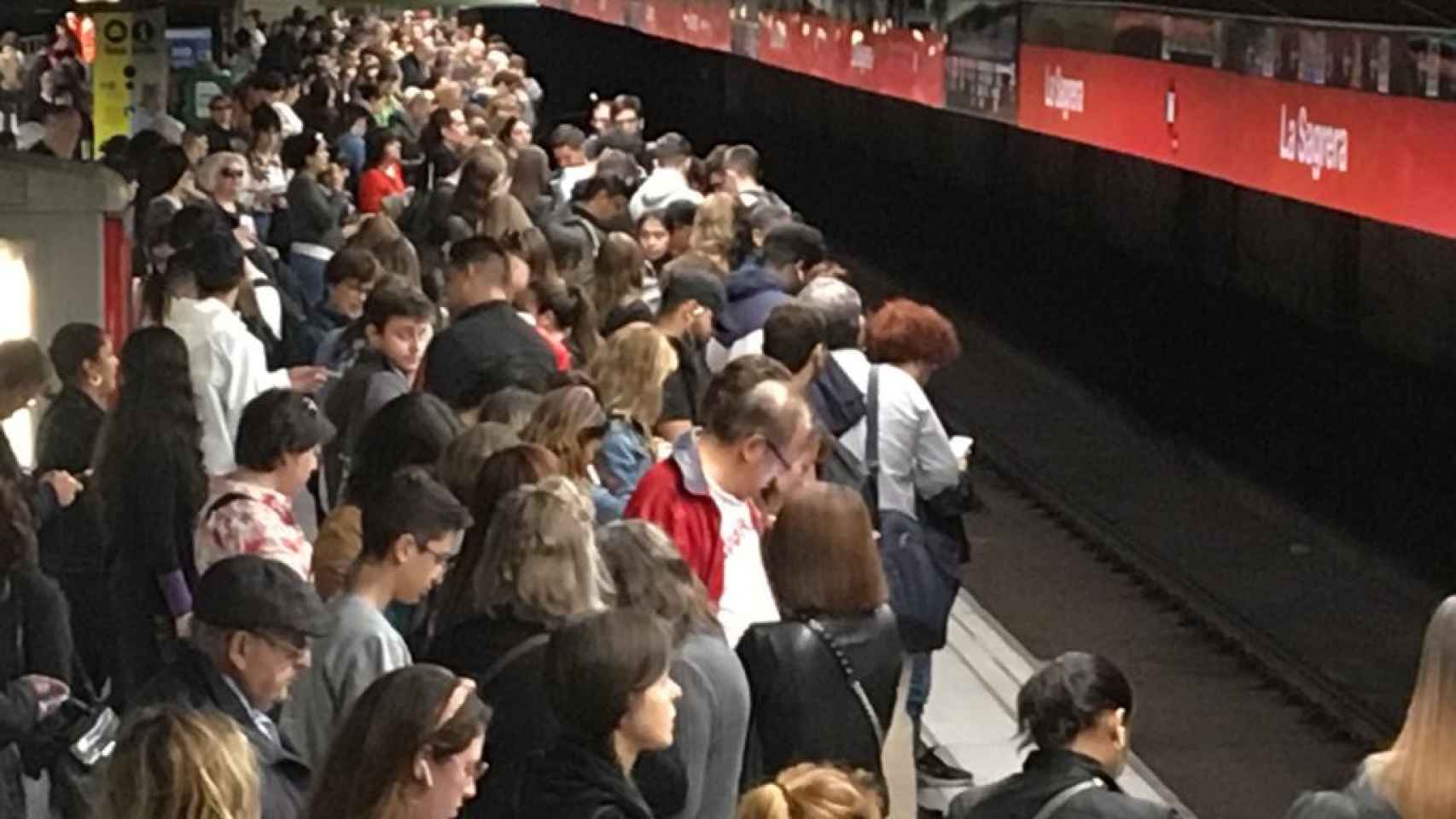 Multitud de usuarios en la estación de metro de La Sagrera