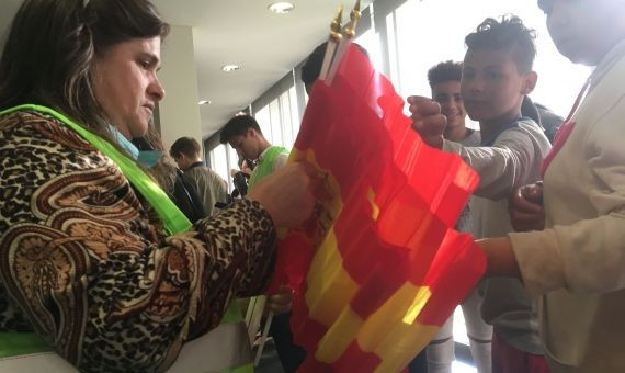 Niños en el mitin de Vox cogiendo banderas de España / P. B.