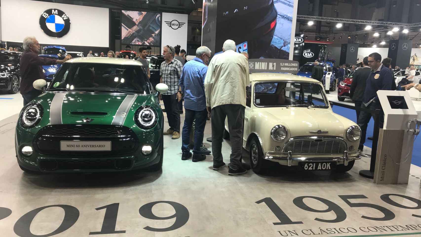En el stand de BMW han colocado dos Mini, su primer ejemplar de 1950 y su último ejemplar de 2019