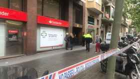 Cordón policial delante del edificio de la calle Comte d’Urgell de Barcelona / ARTURO ESTEVE