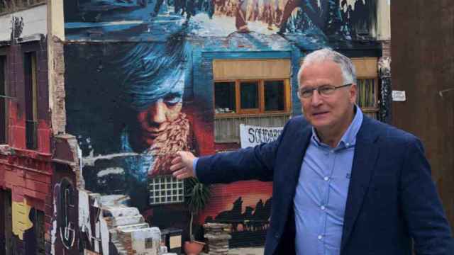 Josep Bou, frente al edificio ocupado de Can Vies / @josebouvila