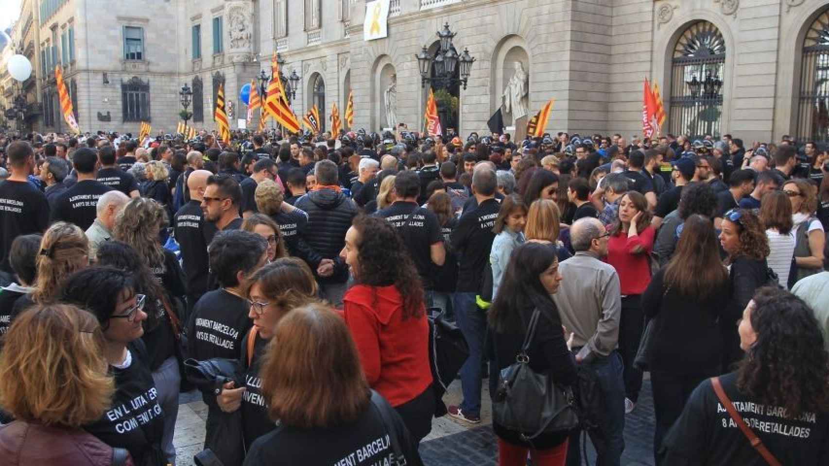Protesta de funcionarios del Ayuntamiento de Barcelona, en la plaza de Sant Jaume / HUGO FERNÁNDEZ