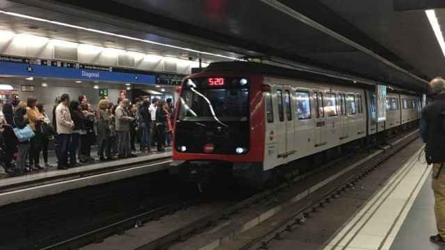 Pasajeros esperando en la parada de metro de Diagonal / M.S.