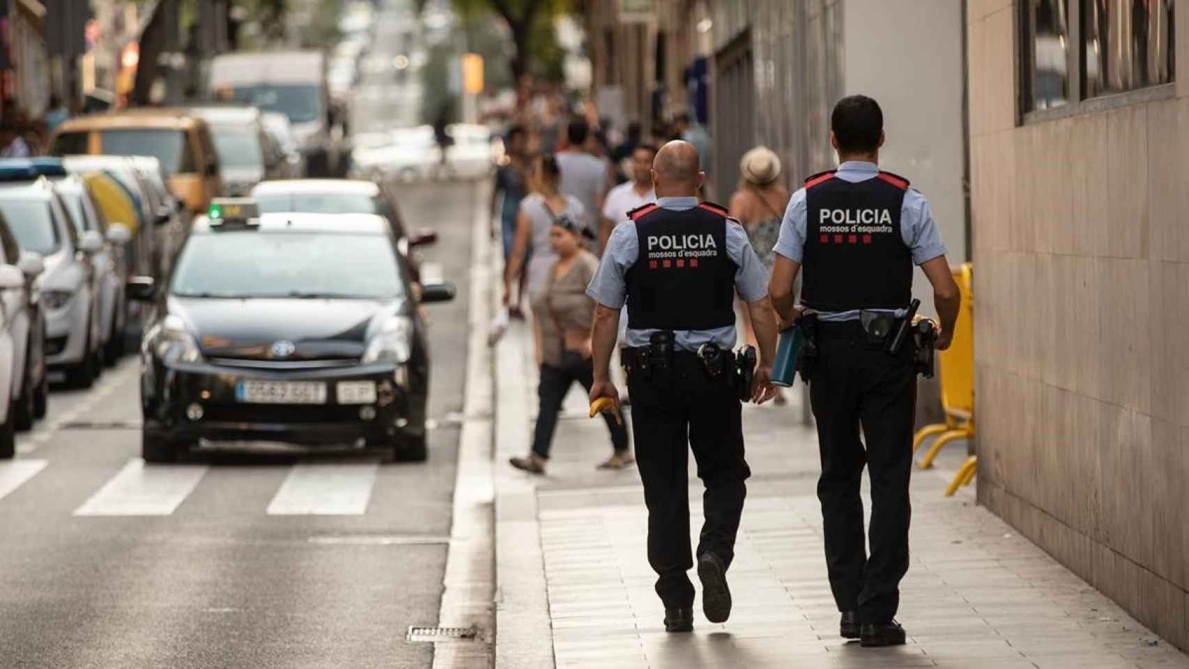 Una pareja de Mossos d'Esquadra paseando por una calle de Barcelona