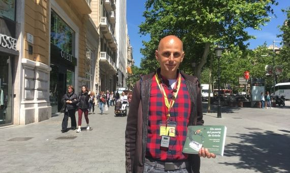 El periodista Rafa Burgos con su nuevo libro en paseo de Gràcia / P. B. 