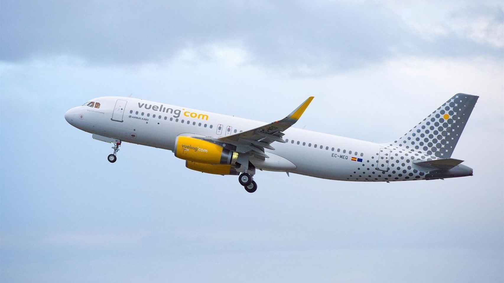 Avión de la compañía Vueling despegando del Aeropuerto de Barcelona