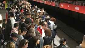Una imagen de archivo de aglomeraciones en el Metro de Barcelona / CR