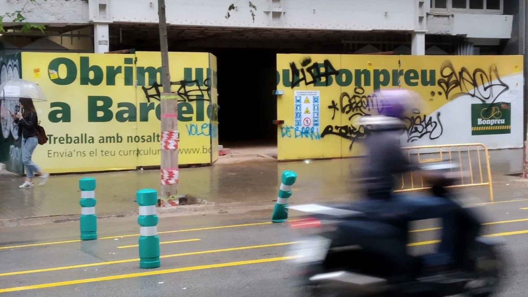 El antiguo cine Urgel con el anuncio de que se construirá un BonPreu / JORDI SUBIRANA