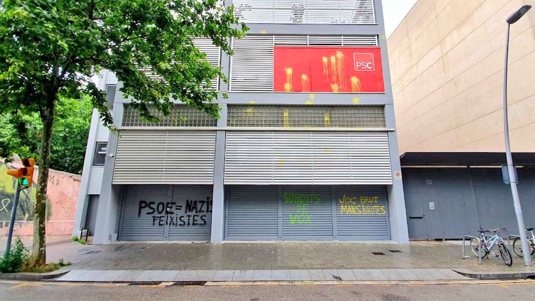 La sede del PSC de Barcelona con pintadas amarillas / PSC vía TWITTER