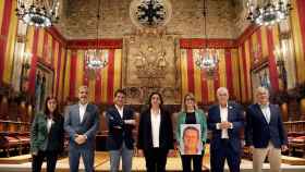 Los candidatos a la alcaldía de Barcelona, con Maragall y Colau, en el Ayuntamiento de Barcelona, este sábado / EFE